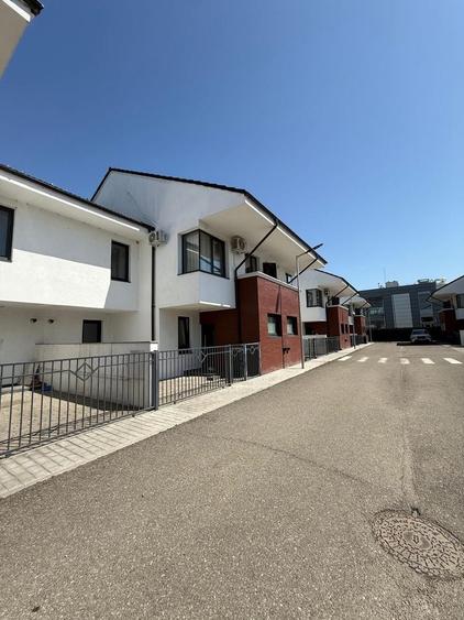Duplex cu 4 camere cu Canalizare în Central