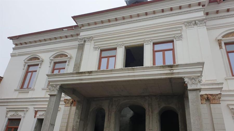 Casă individuală cu 10 camere cu Teren 466 Mp în Apollo