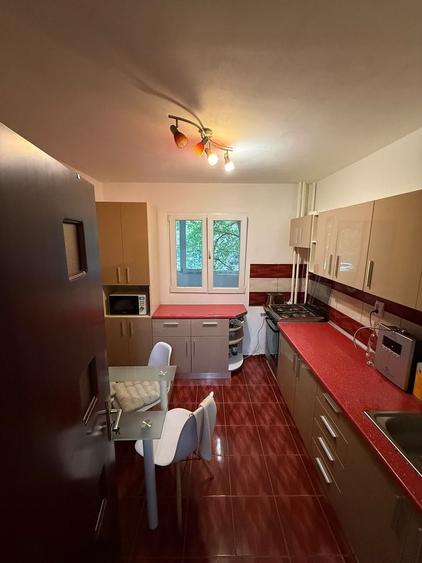 Apartament cu 3 camere semidecomandat în 1 Decembrie 1918