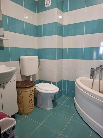 Apartament cu 3 camere decomandat în Roșu