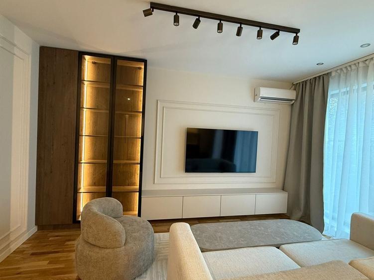 Apartament cu 3 camere semidecomandat, mobilat în P-ta Presei Libere