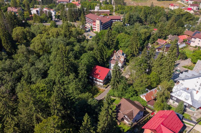 Casă individuală cu 7 camere cu Canalizare în Cioplea