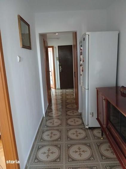 Apartament cu 3 camere decomandat în Girocului
