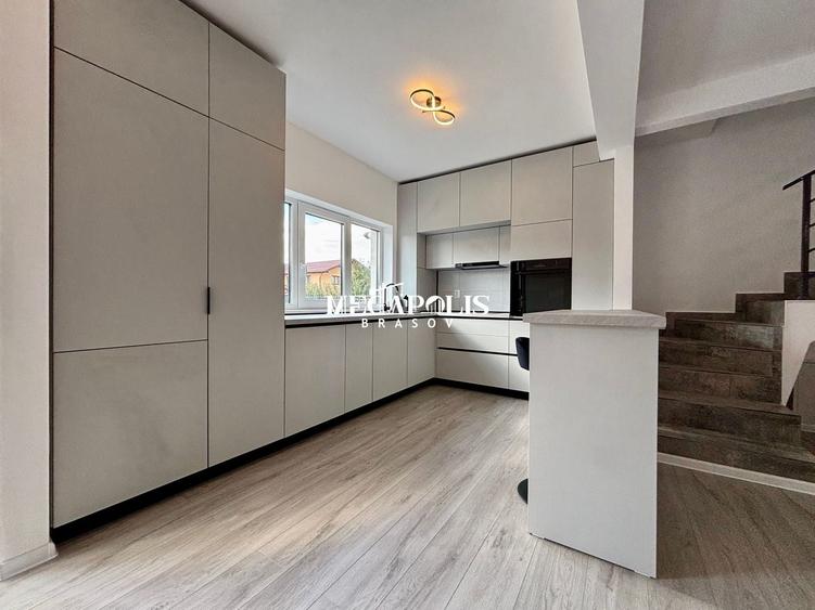 Duplex cu 4 camere cu Canalizare în Sânpetru