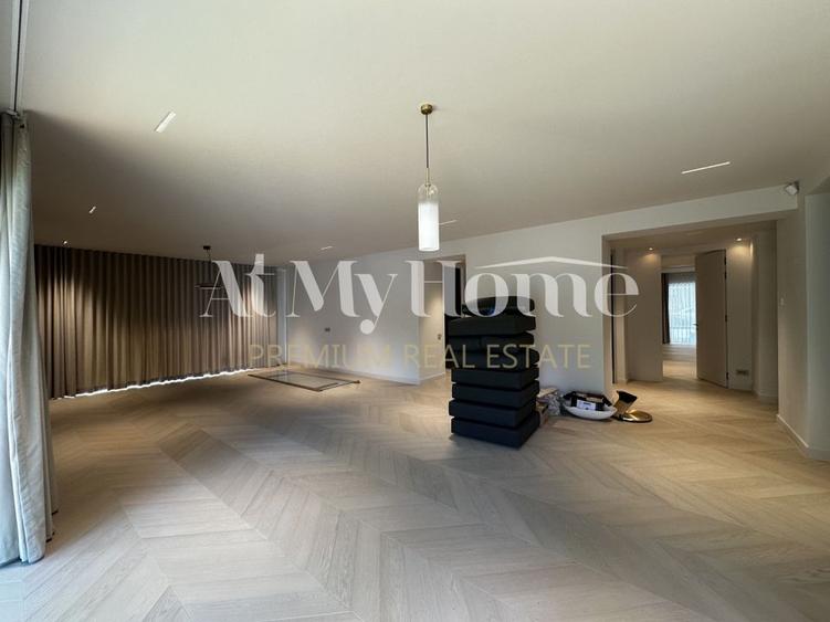 Apartament cu 4 camere decomandat în Kiseleff