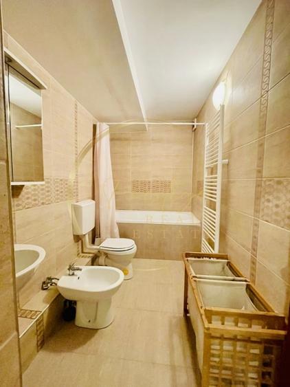 Apartament cu 4 camere semidecomandat în Central