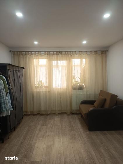 Apartament cu 3 camere semidecomandat în Mioriței