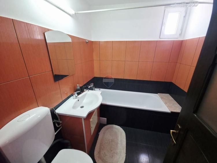 Apartament cu 3 camere decomandat, mobilat în Central