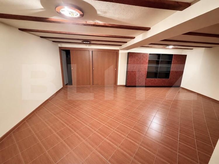 Casă individuală cu 6 camere cu Canalizare în Cetate