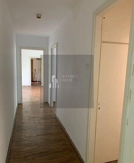 Apartament cu 3 camere semidecomandat în P-ța Reșița