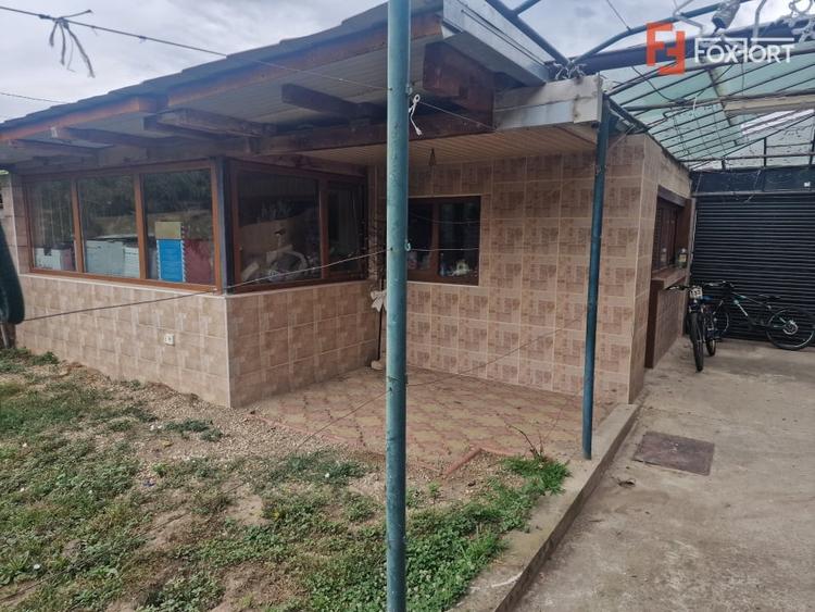 Casă individuală cu 9 camere cu Canalizare în Moșnița Nouă