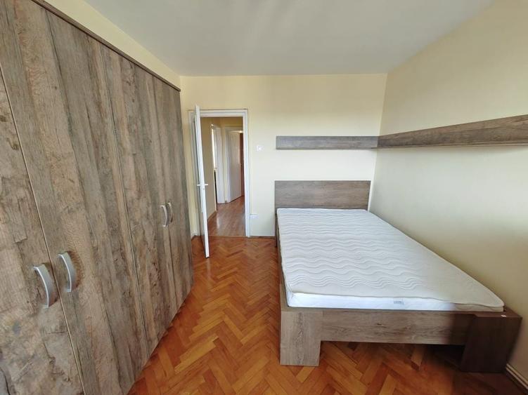Apartament cu 3 camere semidecomandat în Central