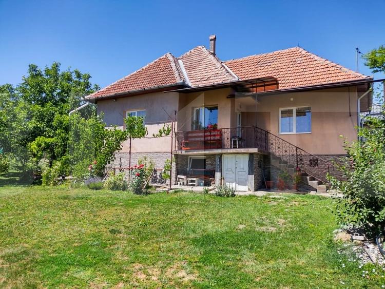 Casă individuală cu 2 camere cu Teren 2382 Mp în Aiton