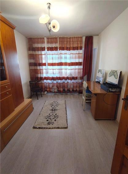 Apartament cu 4 camere decomandat, mobilat în Nicolina