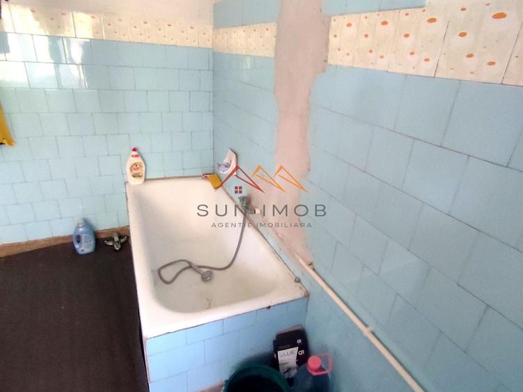 Casă individuală cu 9 camere cu Canalizare în Central