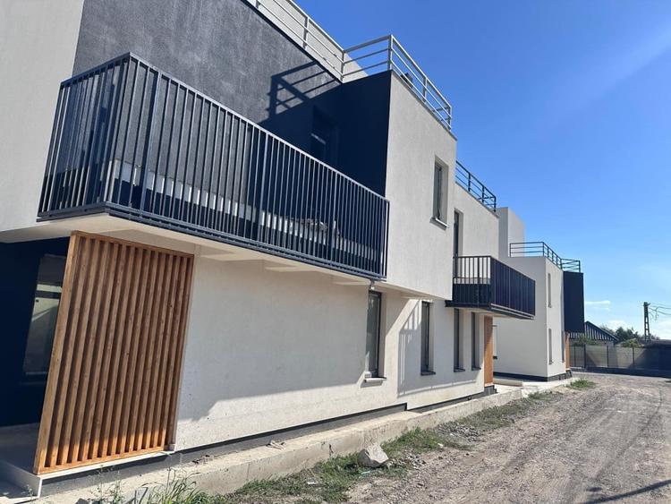 Duplex cu 4 camere cu Canalizare în Palazu Mare