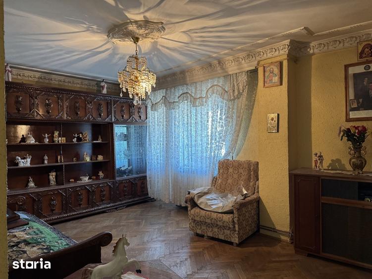 Apartament cu 5 camere decomandat în Nicolae Titulescu