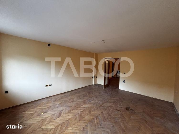 Apartament cu 4 camere semidecomandat în Orașul de Jos