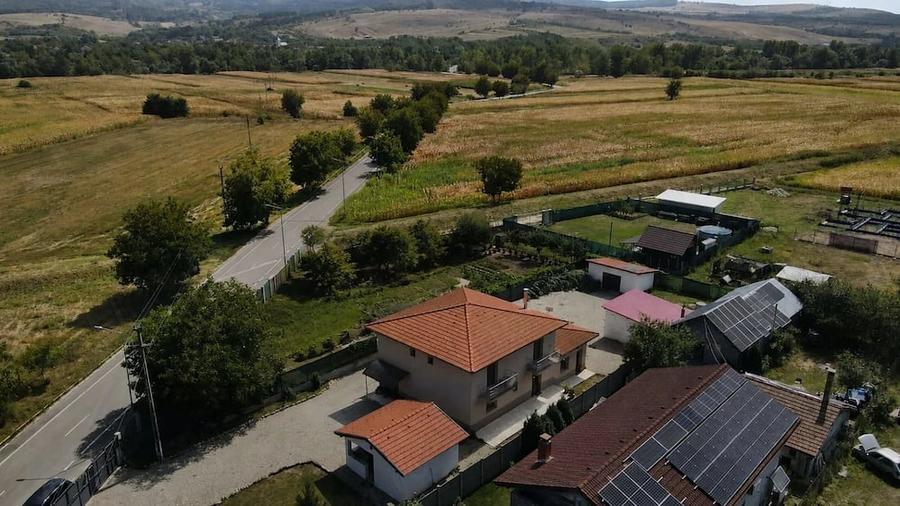 Casă cu 4 camere cu Teren 1300 Mp în Băcia