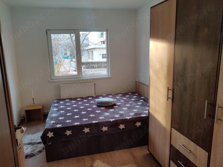 Apartament cu 3 camere decomandat în Tractorul