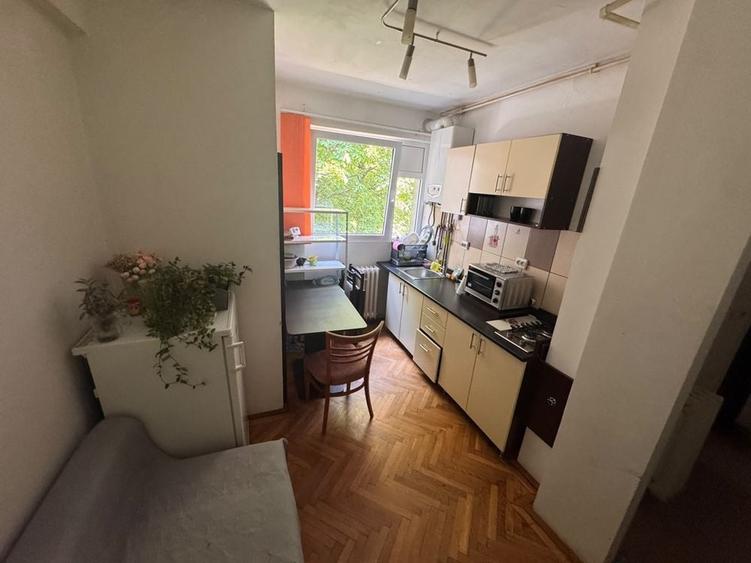 Garsonieră decomandată în Calea București