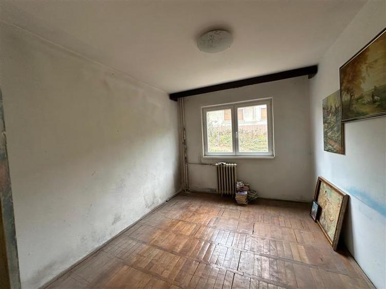 Apartament cu 3 camere semidecomandat în Moroasa 1
