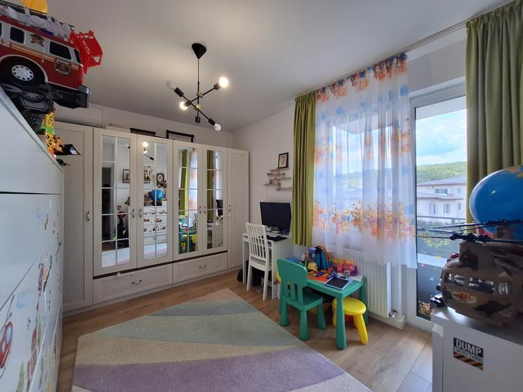 Apartament cu 3 camere semidecomandat, mobilat în Florești