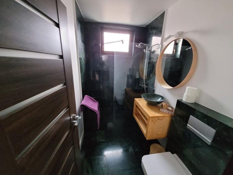 Casă individuală cu 8 camere cu Canalizare în Șelimbăr