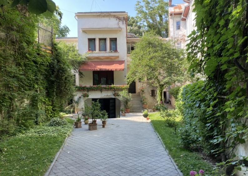 Casă individuală cu 15 camere cu Canalizare în Universitate