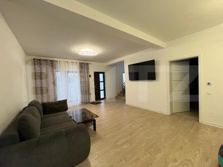 Casă individuală cu 3 camere cu Canalizare în Est