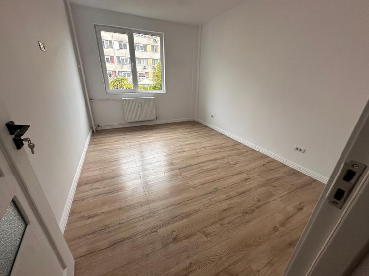 Apartament cu 3 camere semidecomandat în Lacul Tei
