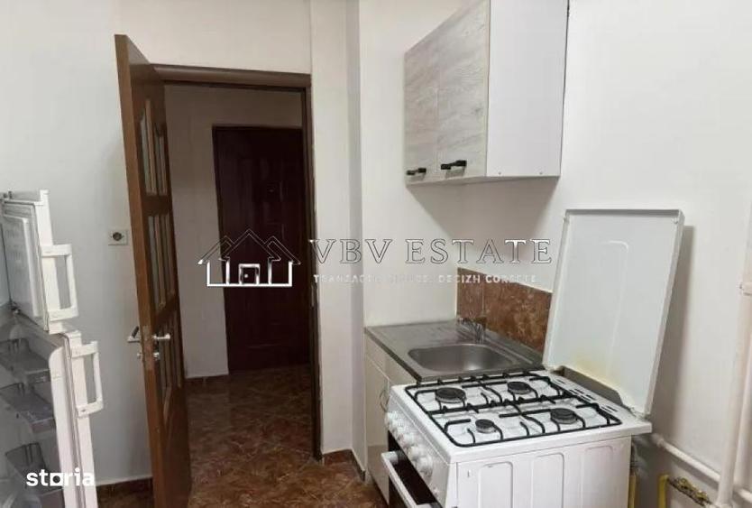 Apartament cu 3 camere semidecomandat, mobilat în Tineretului