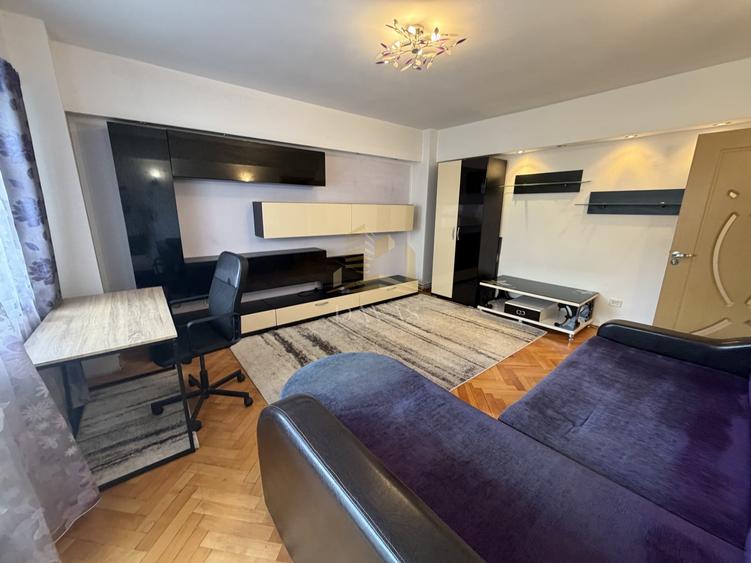 Apartament cu 3 camere decomandat, mobilat în Central