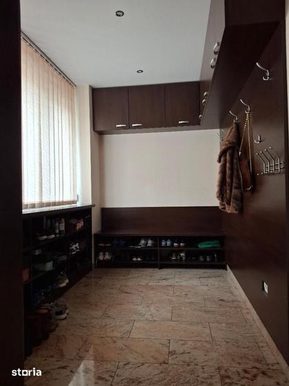 Casă cu 8 camere cu Teren 764 Mp în Tineretului