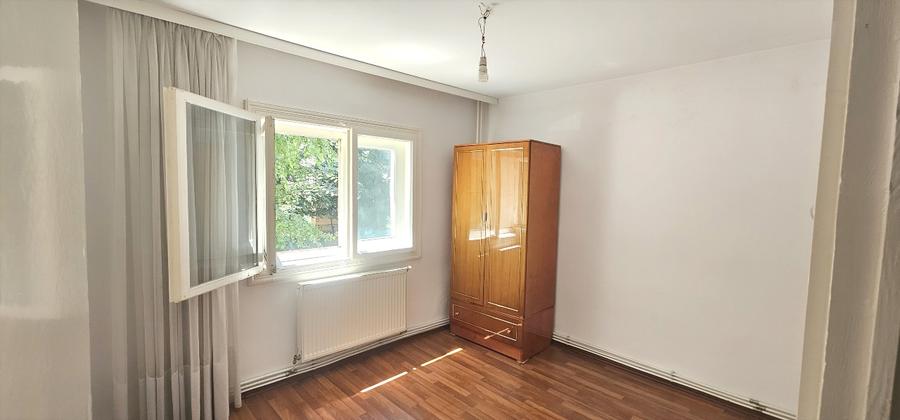 Apartament cu 3 camere semidecomandat în Mioriței