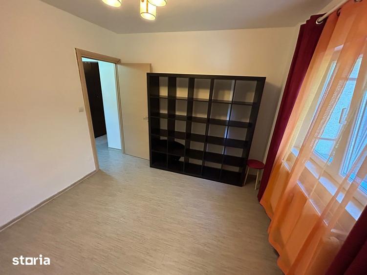 Apartament cu 3 camere semidecomandat în Șerban Vodă