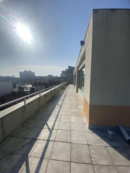 Birou, de 300 mp, în P-ța Romană