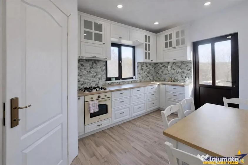 Casă cu 5 camere cu Teren 1532 Mp în Șinca