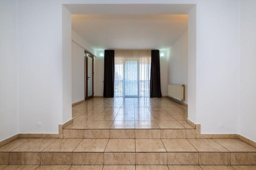 Casă individuală cu 10 camere cu Canalizare în Vest