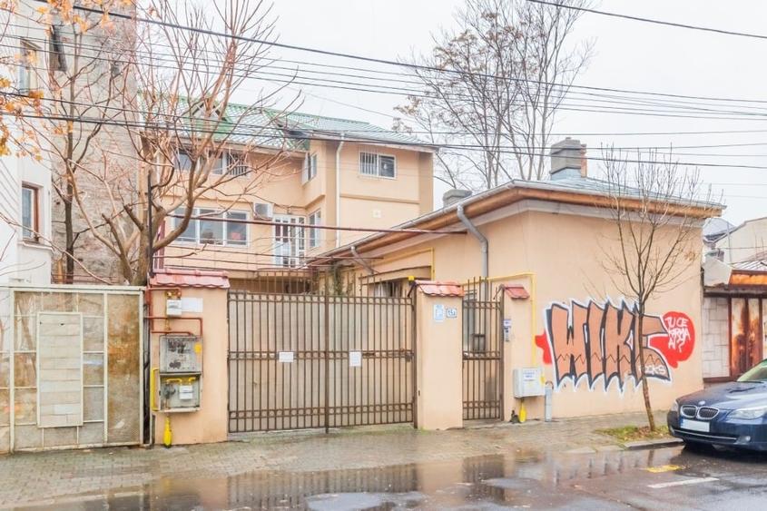 Casă individuală cu 5 camere cu Canalizare în Banu Manta