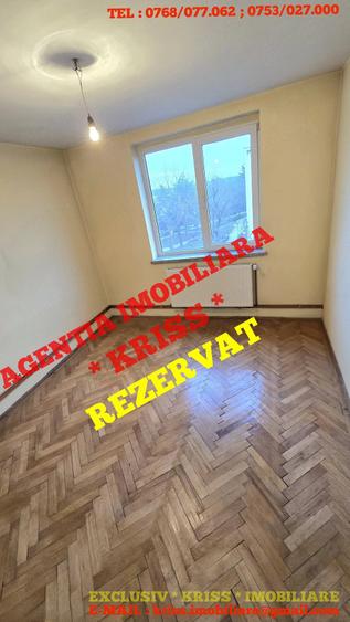 Apartament cu 3 camere semidecomandat în Craiovei
