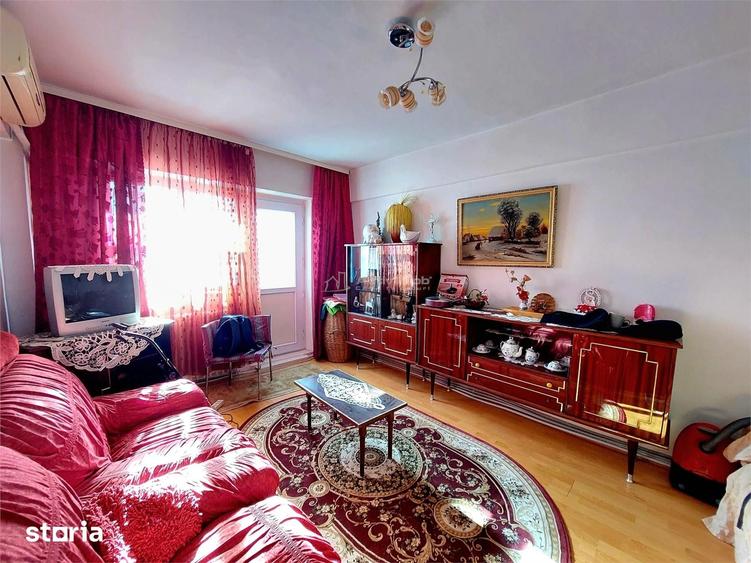 Apartament cu 3 camere decomandat în Piața