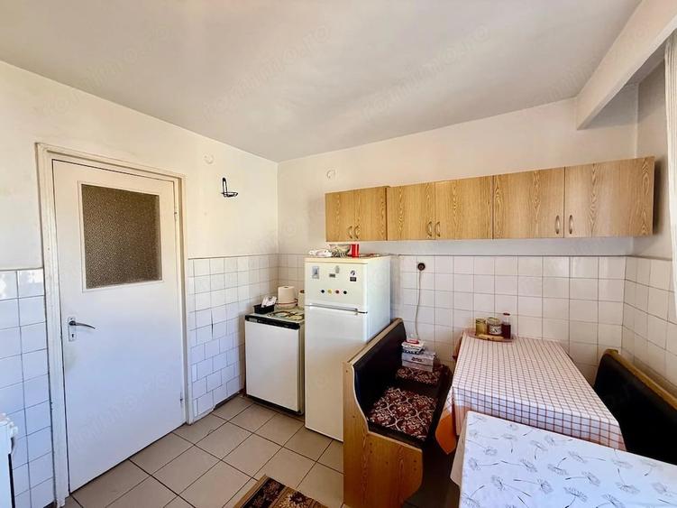 Apartament cu 3 camere semidecomandat în Gojdu