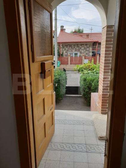 Casă individuală cu 11 camere cu Canalizare în Central