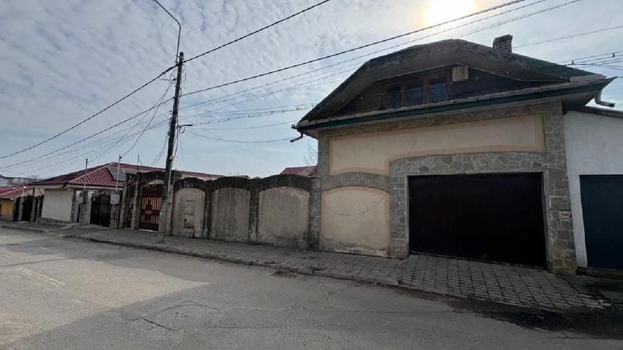 Casă individuală cu 10 camere cu Teren 800 Mp în Central