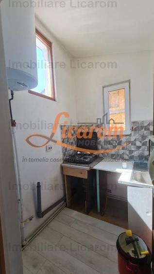 Casă individuală cu 8 camere decomandat cu Canalizare în Cristian