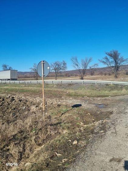 Teren de 3500 mp, în Pericei