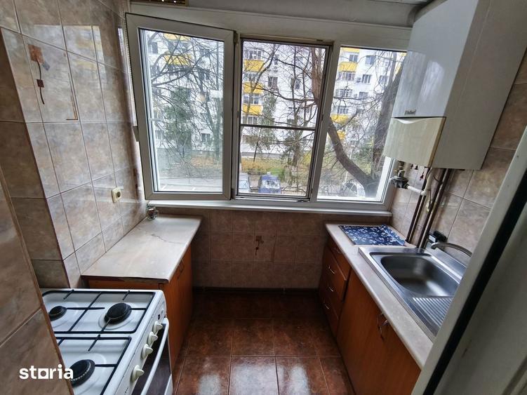 Apartament cu 3 camere semidecomandat în Rahova