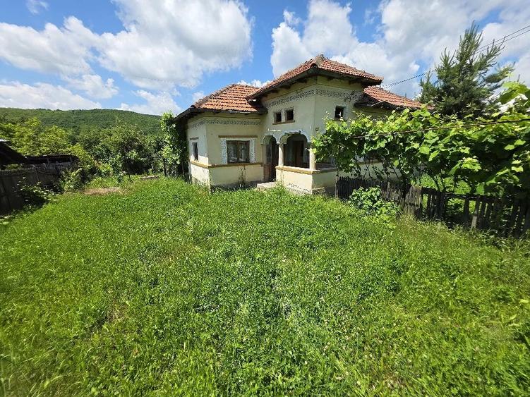Casă cu 3 camere cu Teren 3064 Mp în Cârstieni