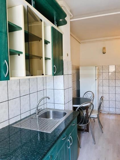 Apartament cu 3 camere semidecomandat, mobilat în Complex Studențesc